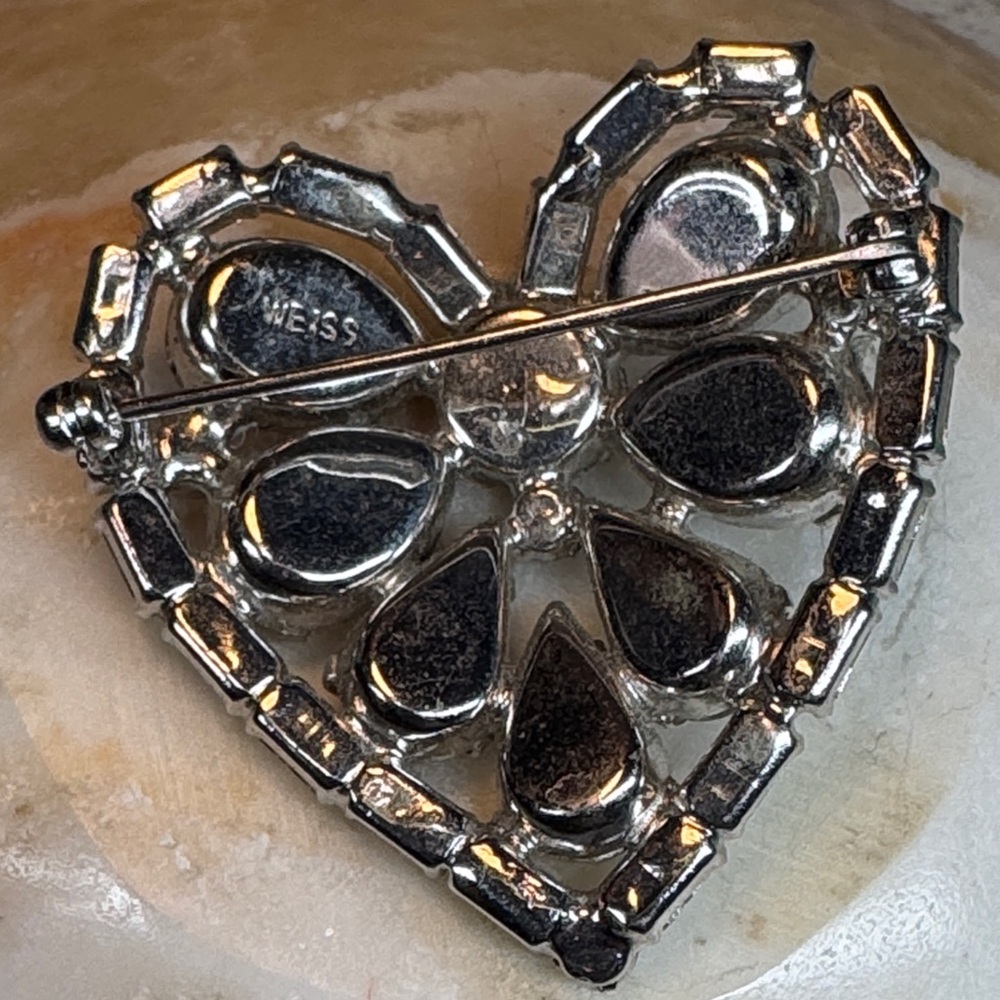Albert Weiss vintage rhinestone-encrusted heart-shaped brooch. - Picture 9 of 12